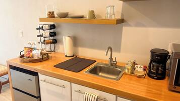 Habitación de diseñador, vista al viñedo | Cocina privada | Frigobar, cafetera y tetera, utensilios de cocina y toallas de papel