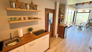 Frigobar, cafetera/tetera, utensilios de cocina, servilletas de papel