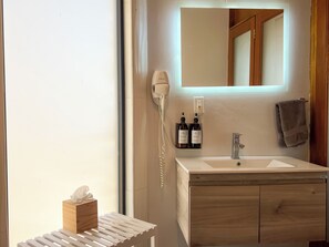 Superior Double Room, Vineyard View | Bathroom | Shower, hair dryer, towels - Valle Soléa (Valle de Guadalupe)