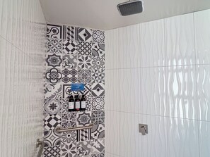 Habitación doble Deluxe, vista al viñedo | Baño | Regadera, secadora de cabello, toallas 