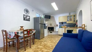 A compact living space with a dining area, kitchenette, and a sofa. - Patrizio Country House (Labico)