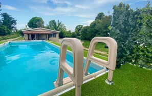 Piscine extérieure, chaises longues