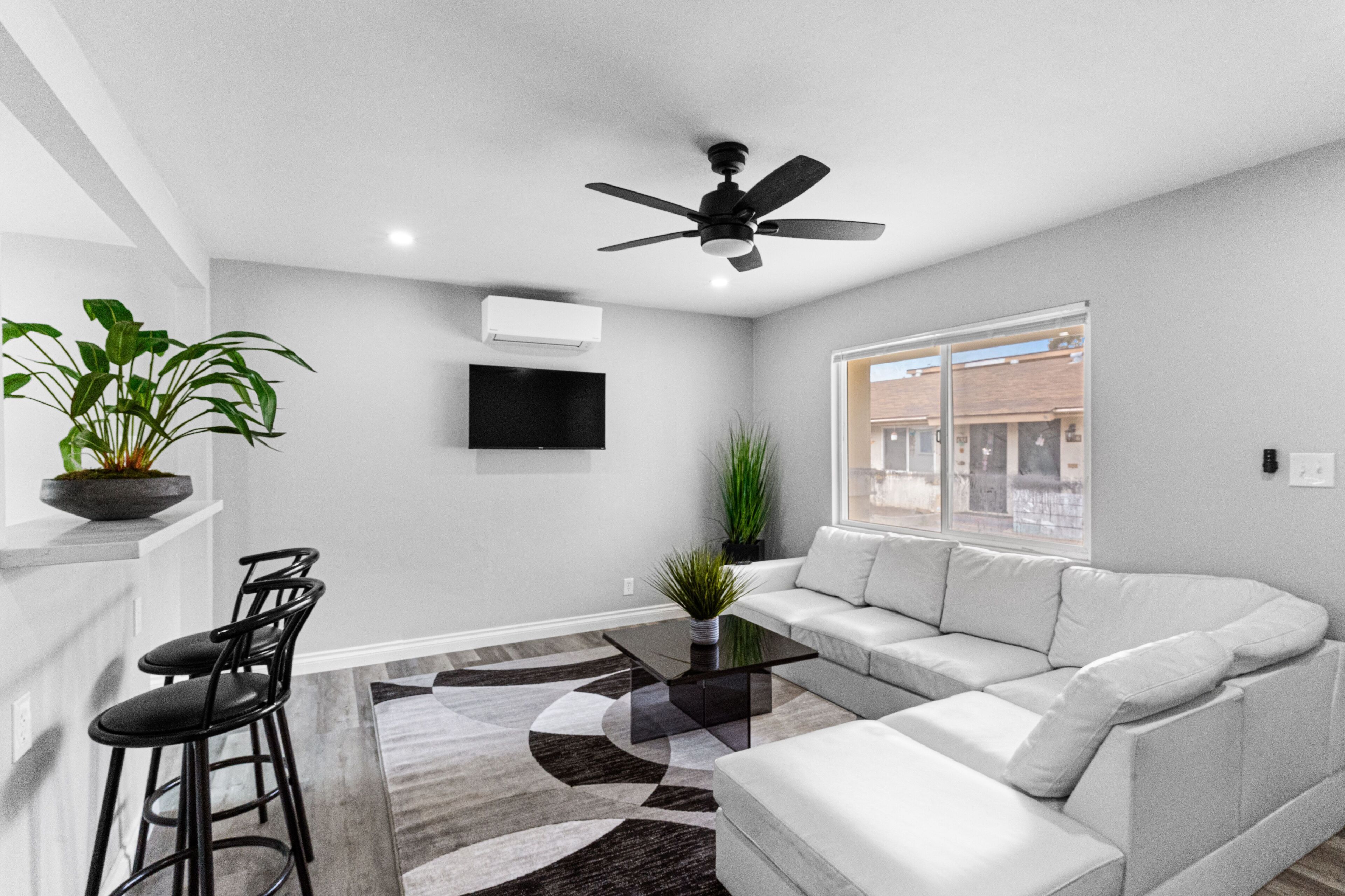 Modern Apartment - 5 mins from the Beach!