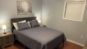 Suite – deluxe (2nd Floor, Suite B) | 2 soverom, sengetøy av topp kvalitet og individuelt dekorert