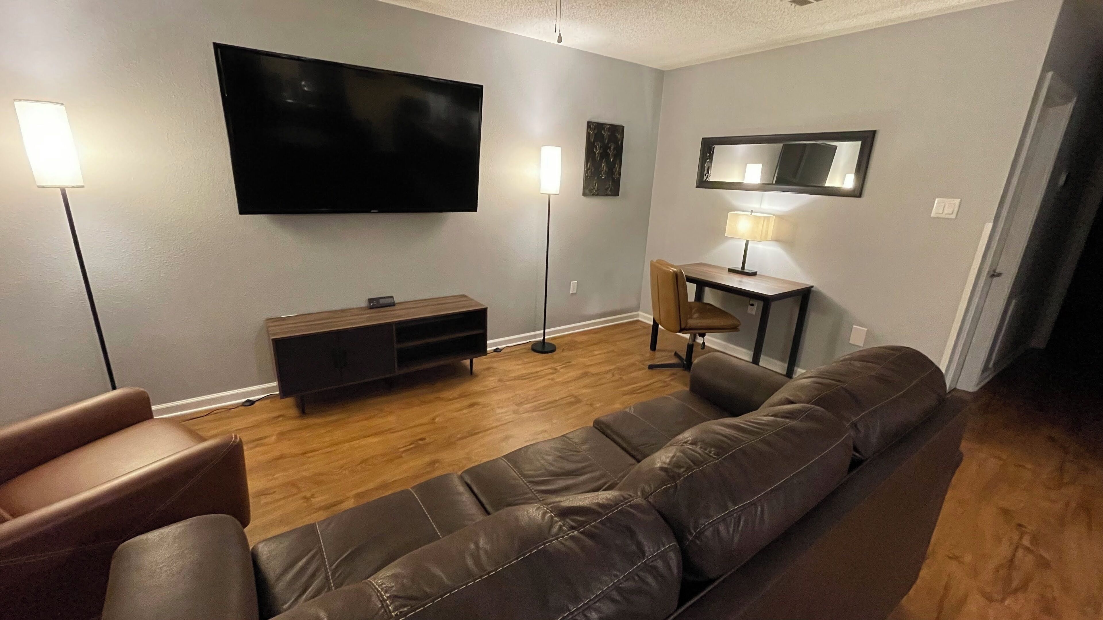 デラックス スイート (2nd Floor, Suite A) | リビング エリア | 65 インチのスマートテレビ (デジタル放送視聴可)、テレビ、有料ムービー