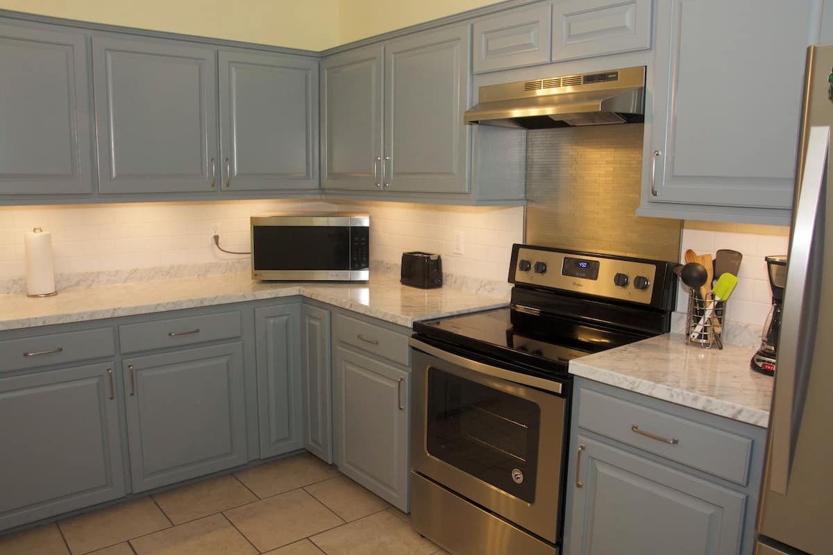 Suite Deluxe (Suite D) | Cucina privata | Frigorifero con congelatore, microonde, forno, piano cottura