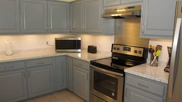 Deluxe Suite | Private kitchen | Full-size fridge, microwave, oven, stovetop