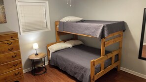 2 عدّة غرف نوم وأغطية فراش متميزة وبديكورات فريدة لكل غرفة