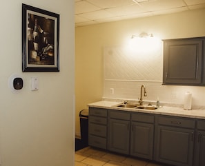 Suite Deluxe (Suite D) | Cuisine privée | Grand réfrigérateur, micro-ondes, four, plaque de cuisson