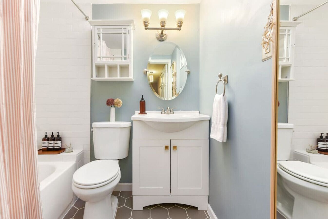 淋浴/盆浴组合、吹风机、毛巾、肥皂