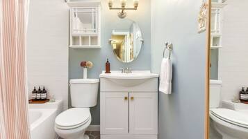 淋浴/盆浴组合、吹风机、毛巾、肥皂