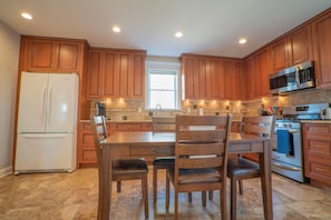 Fridge, microwave, oven, stovetop - Downtown Extended Stay ~ Try Purple Mattress Brand - Middlesex County (South Plainfield)