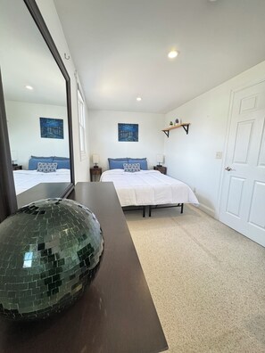 2 bedrooms, desk, iron/ironing board, WiFi