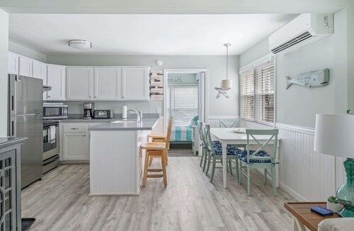 Coastal Condo Close to Beach & Entertainment