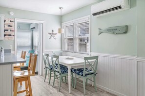 Condo, varias camas, cocina (Coastal Condo) | Restaurantes