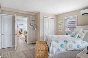Condo, varias camas, cocina (Coastal Condo) | 2 habitaciones, decoración personalizada y muebles diferentes