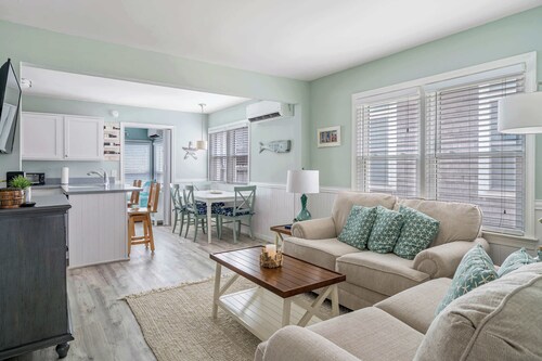 Coastal Condo Close to Beach & Entertainment