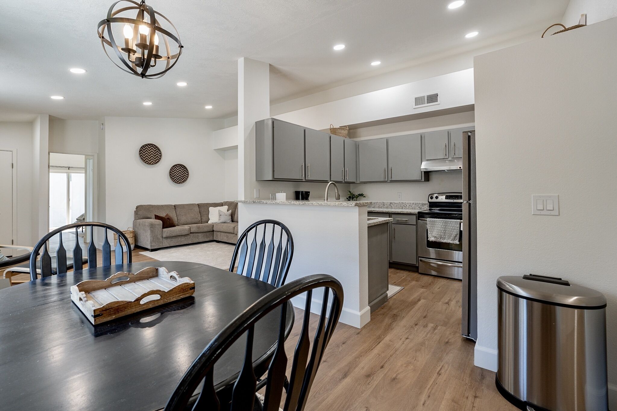 Sunny 3 bed, 2 Bath, community pool.