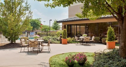 1 Bedroom | Free Breakfast. Outdoor Pool & Hot Tub