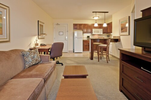 1 Bedroom | Free Breakfast + Pool Access