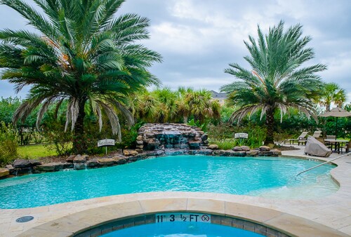 2 Bedrooms | Free Breakfast + Outdoor Pool