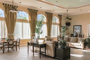 Casa, varias camas, acceso a la alberca, vista a la alberca (The Ohana house) | Área de sala de estar | Televisión de pantalla plana de 42 pulgadas con canales digitales 