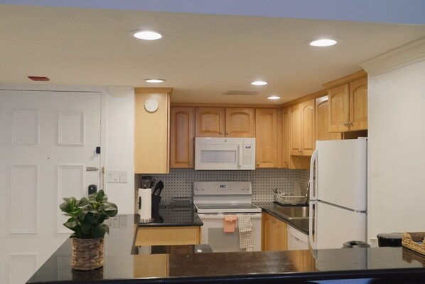 Fridge, microwave, oven, dishwasher - Spacious 3BR Condo: Perfect Location (Houston)