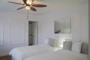 3 bedrooms, desk, iron/ironing board, free WiFi - Spacious 3BR Condo: Perfect Location (Houston)