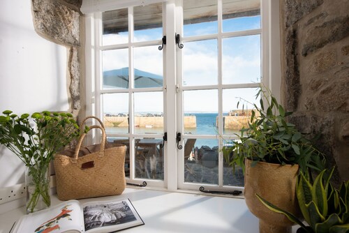 Tides Reach -  Mousehole Harbourside - Free WiFI - Spectacular Views