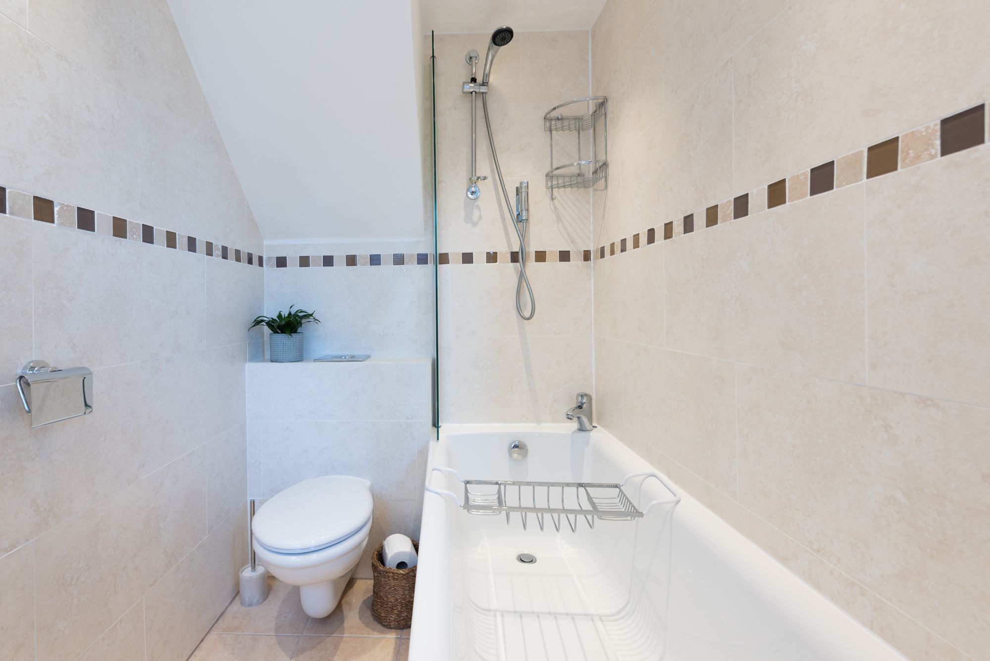 Un baño con inodoro, ducha y bañera.