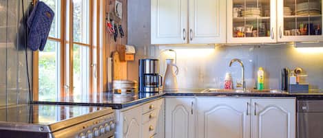 Fridge, oven, stovetop, dishwasher