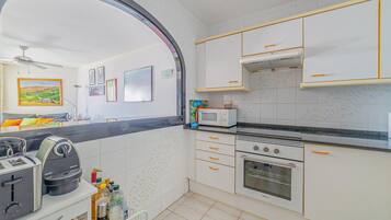 Een koelkast, een oven, een kookplaat, een vaatwasser