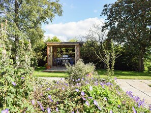 Outdoor dining - Impressive larger house, decorated to a very high standard. (Auchtermuchty)