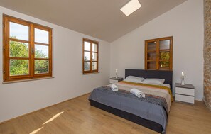 3 bedrooms, free WiFi, bed sheets