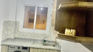 Réfrigérateur, four, plaque de cuisson, cafetière/bouilloire