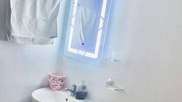 Dusch, hÄrtork, handdukar och tvÄl