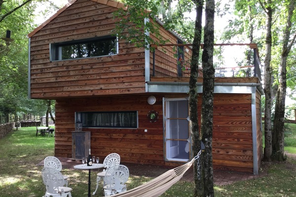 "Alcove" bedroom and the "Dormitory" bedroom with terrace / Below, the "Hummingbird" bedroom and the "Secret Passage" bedroom with its door opening onto a "Bistro" lounge under the nearby tree / Possibility to install a hammock between the two trees. The hammock is stored in the patina cabinet on the left, protected from the weather and the birds.