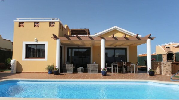 Villa, 25 sq m heated pool, bbq/outdoors kitchen.