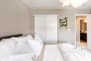 4 soverom, skrivebord, strykejern/-brett og reiseseng for barn