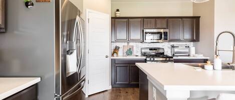 Réfrigérateur, micro-ondes, four, plaque de cuisson