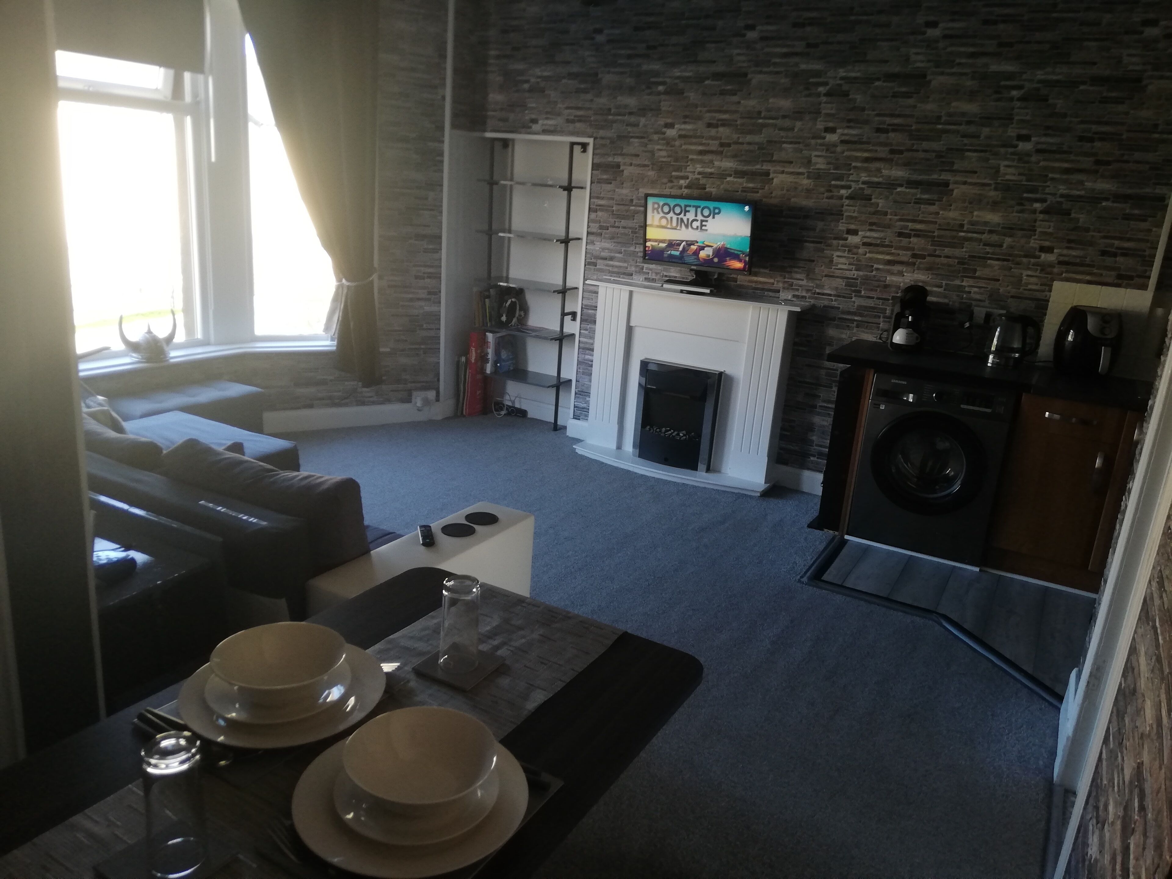 Smart TV, chimenea y libros 