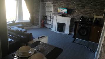 Smart TV, chimenea y libros