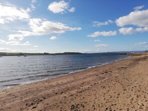 Beach nearby - Lovely 1 Bedroom condo with sea views. (Largs)