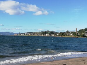 Beach nearby - Lovely 1 Bedroom condo with sea views. (Largs)