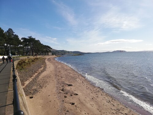 Lovely 1 Bedroom condo with sea views.