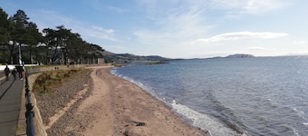 Lovely 1 Bedroom condo with sea views.