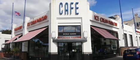 A building with a sign that reads 'NARDINI CAFE' and 'ICE CREAM PARLOUR' with a British flag.