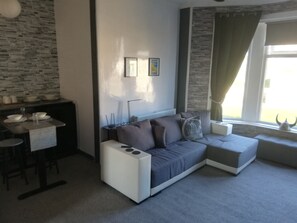 Smart TV, fireplace, books - Lovely 1 Bedroom condo with sea views. (Largs)