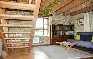 TV, fireplace - Lovely home in Loisia (Loisia)