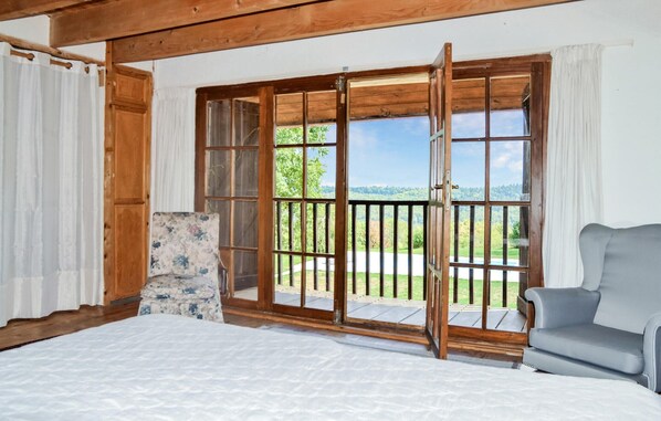 6 bedrooms, travel cot, free WiFi - Beautiful home in Loisia with WiFi (Loisia)